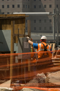 Photo of a construction worker Our construction injury law firm offers a free consultation