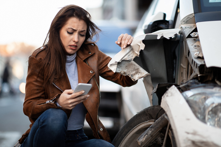 Woman texting lawyer to learn how to calculate personal injury damages..