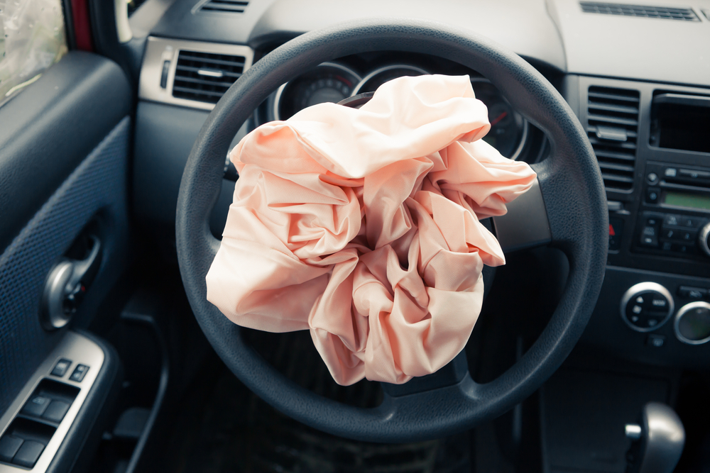 Car Accidents Facts - Airbag explodes on steering wheel
